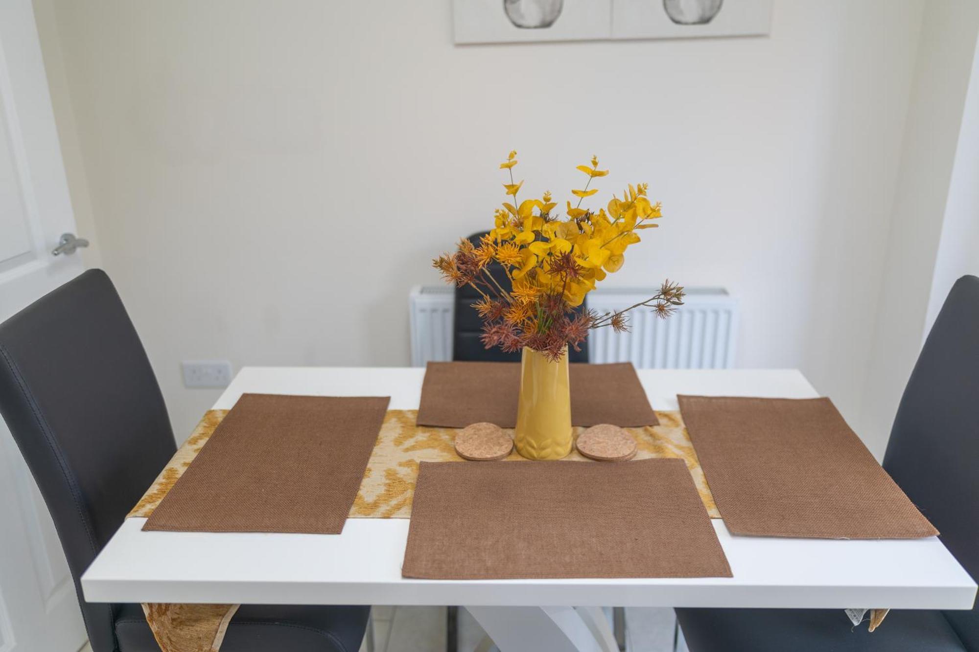 Home In Hugglescote - Long Stays Coalville Buitenkant foto
